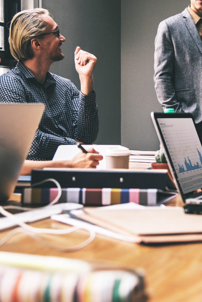 Profissionais em reunião de trabalho